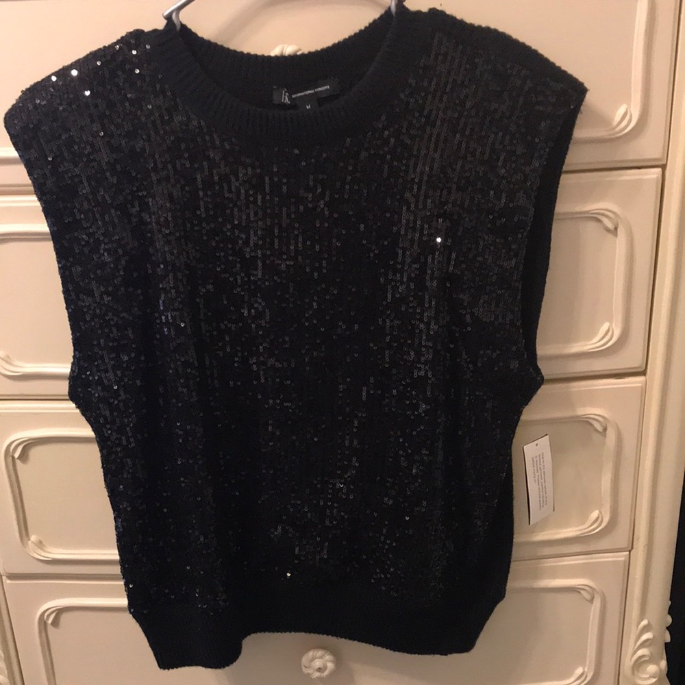 I’m selling a glamour ladies short sleeve/no sleeve woven top